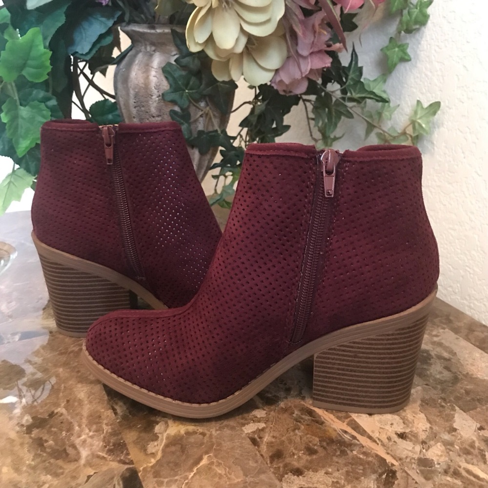 7.5 LAST PAIR | Perforated Ankle Booties - Picture 5 of 8